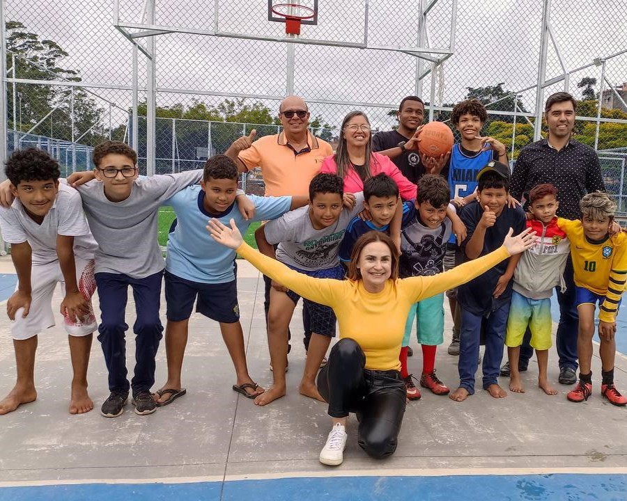 Vereadora Irmã Rose e deputada com as crianças da região
