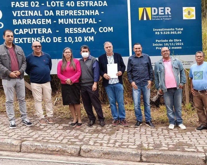 Vereadora Irmã Rose em frente a placa do recapeamento da estrada da Ressaca