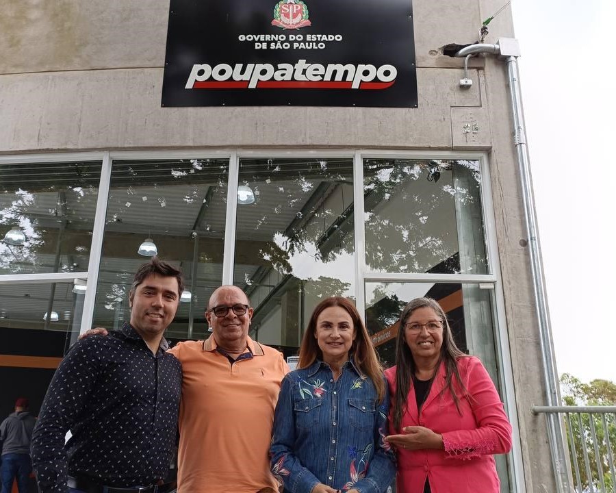 Vereadora Irmã Rose em frente ao Poupatempo