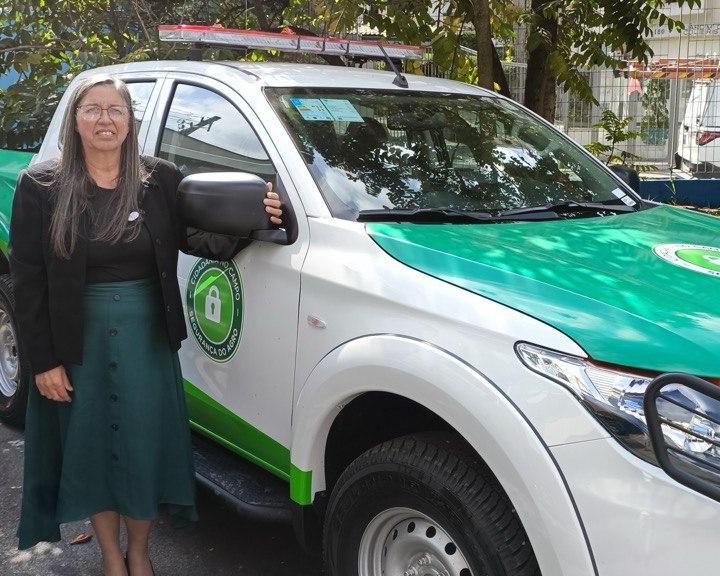 Vereadora Irmã Rose e viatura rural para a GCM